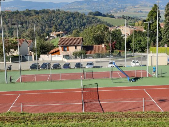 Vue d'ensemble des installations tennis avec le paysage du Lyonnais
